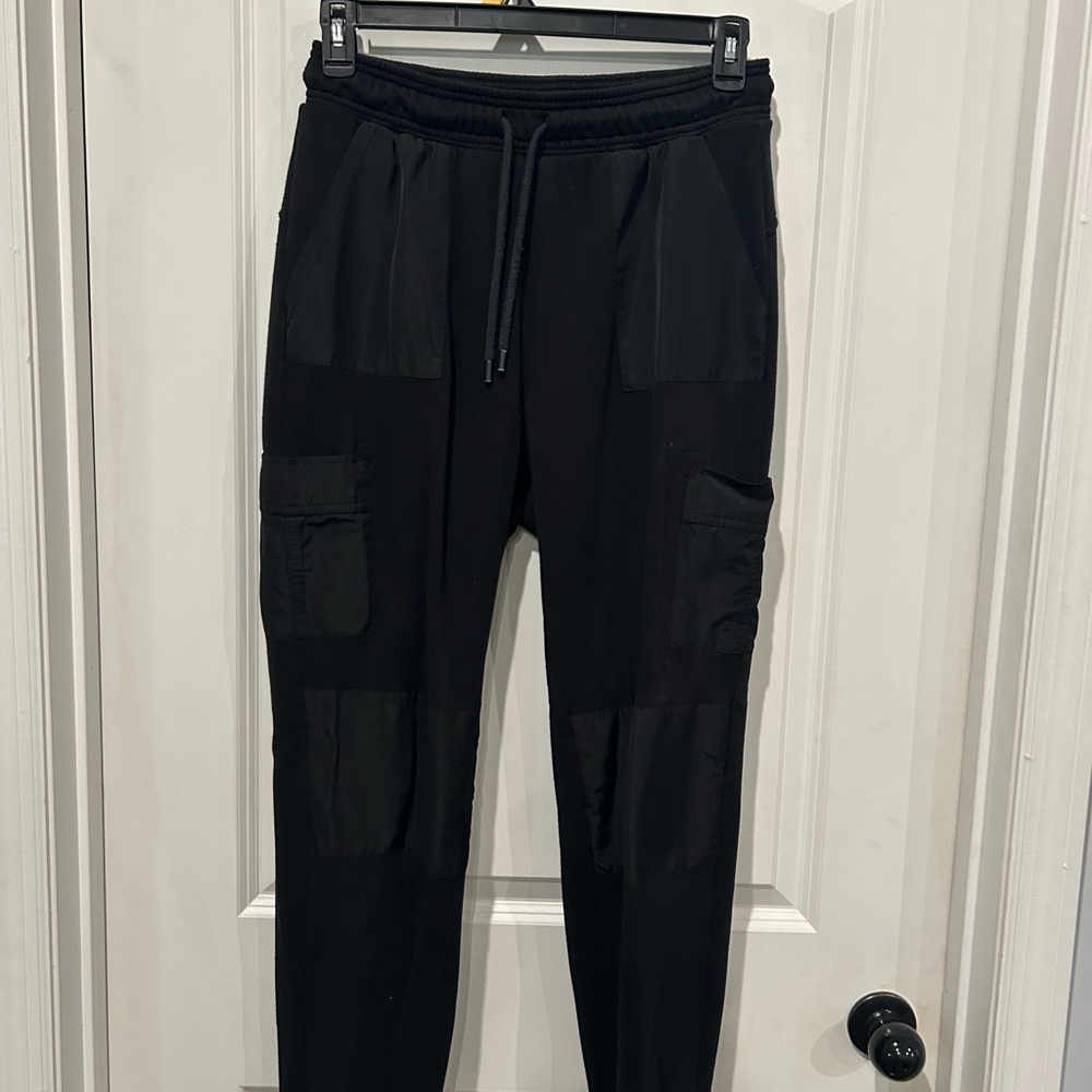 ALO Yoga women Black Cargo Joggers with Utility Pockets